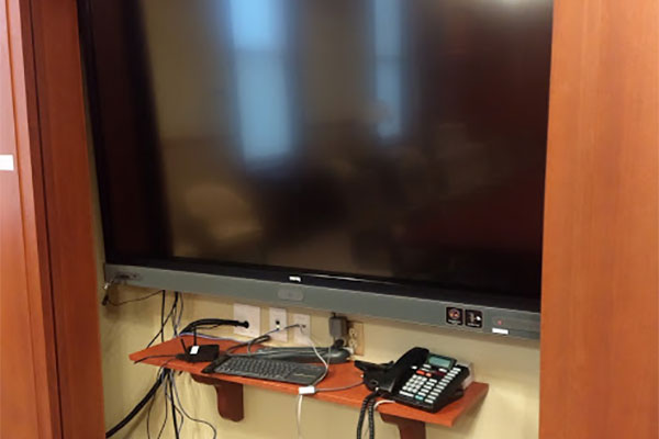 large screen monitor for laptop presentations